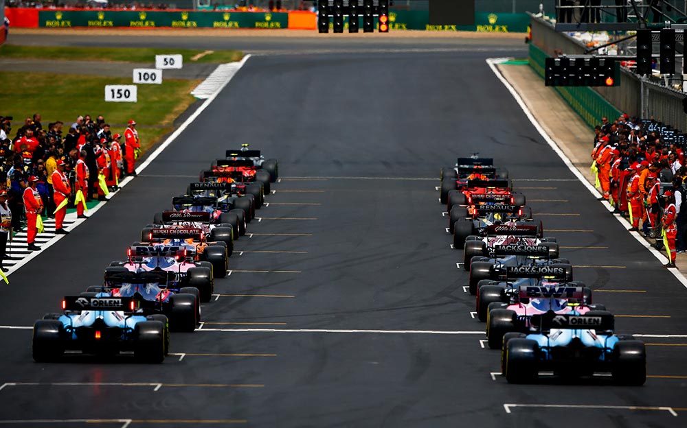 スターティンググリッドにつきレース開始を待つF1マシン、2019年F1イギリスGP