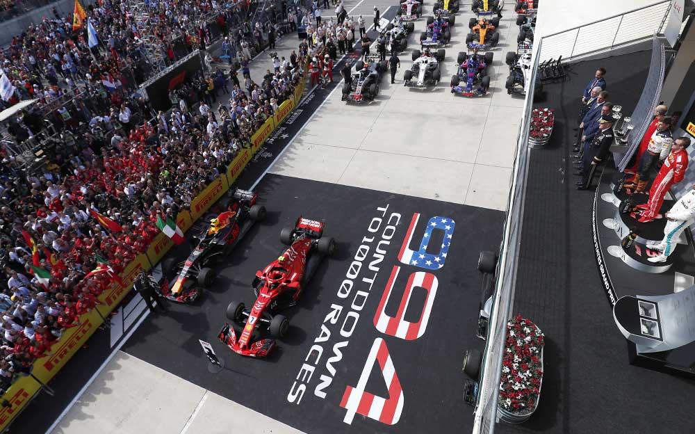 大観衆に見守られ行われる表彰台セレモニーとレース終了後のピットレーンに止まるF1マシン、F1アメリカGP決勝 2018年