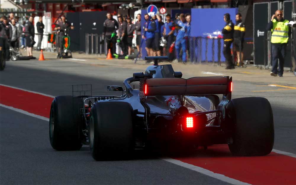 2019年からの導入が決定したリア・エンドプレート・ライトをテストするメルセデスAMG W09、バルセロナインシーズンテストにて