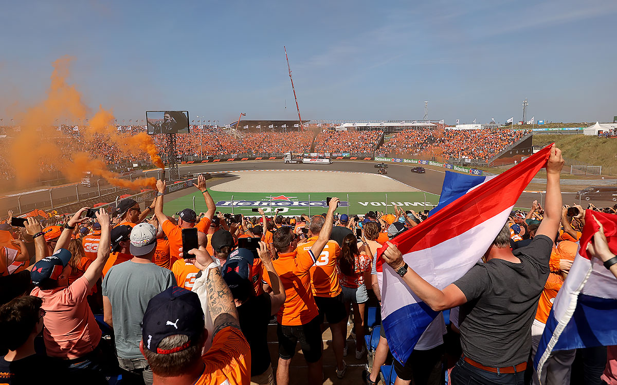 オレンジ色の衣服に身を包むマックス・フェルスタッペン応援団”オレンジ・アミー”、2021年9月5日F1オランダGP決勝レースにて