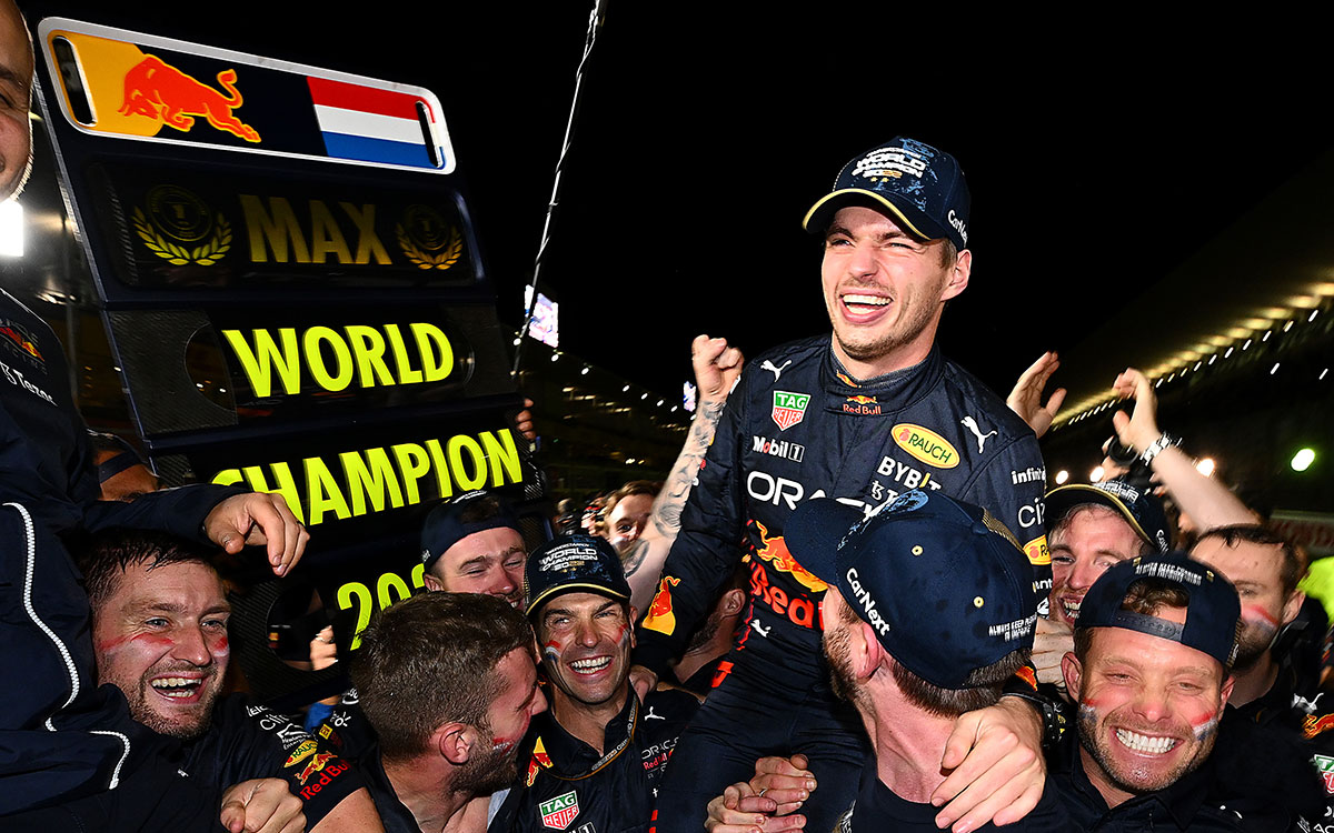 マックス・フェルスタッペンの2022年F1ワールドチャンピオン獲得を喜ぶレッドブル・レーシング、2022年10月9日F1日本GP