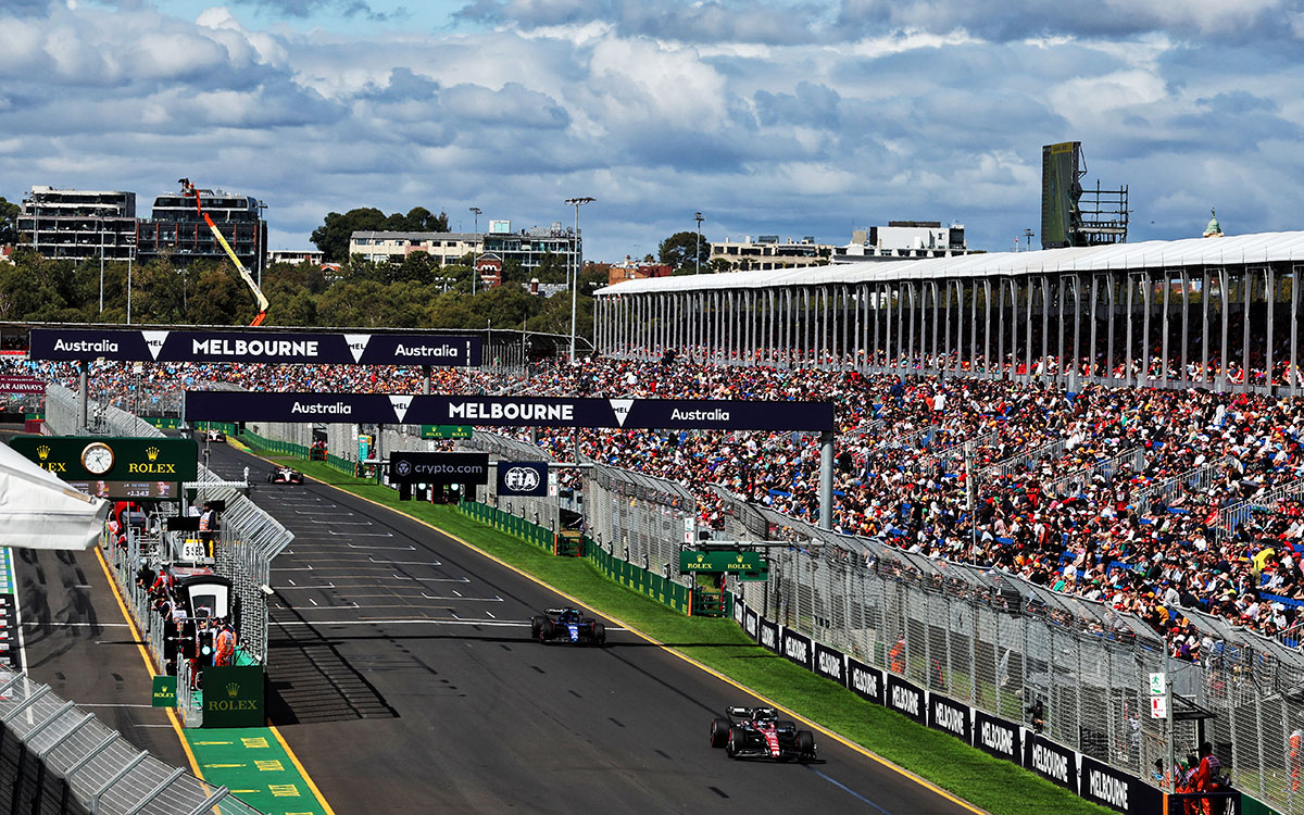 アルバート・パーク・サーキットのホームストレートを走行するF1マシン、2023年3月31日F1オーストラリアGPフリー走行