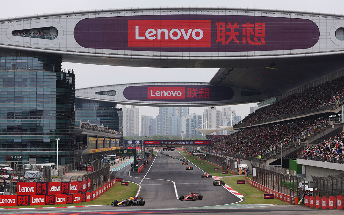 上海インターナショナル・サーキットのホームストレート・ターン1、2024年4月20日F1中国GPスプリントレース