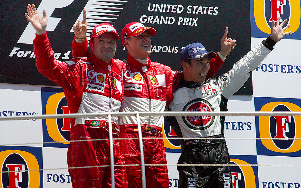 フェラーリのミハエル・シューマッハとルーベンス・バリチェロと共に2004年F1アメリカGPの表彰台に上がったBARホンダの佐藤琢磨