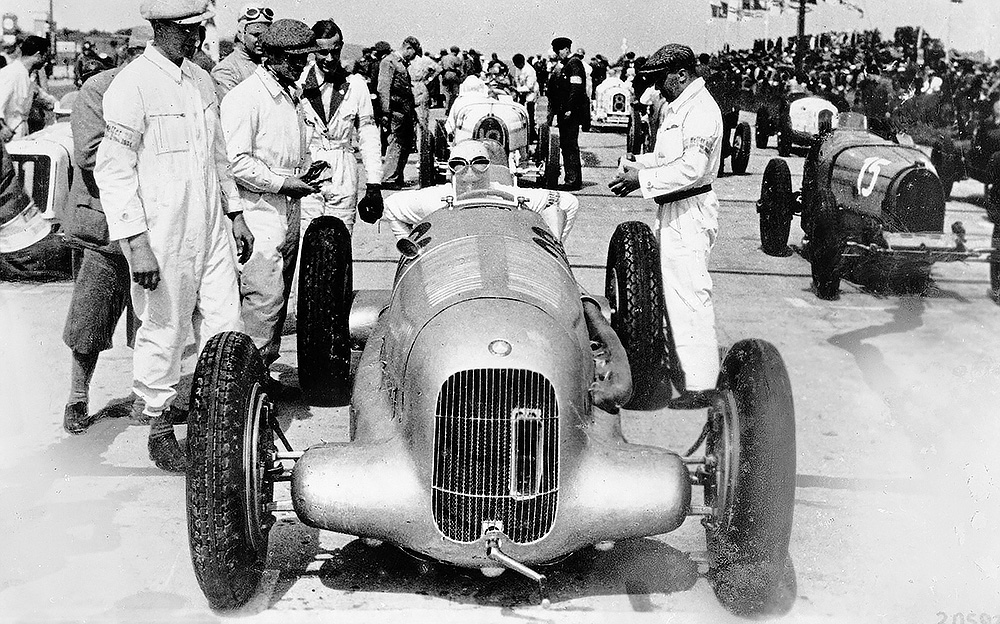 メルセデス・ベンツW25に乗るマンフレッド・フォン・ブラウチッチュ、1934年6月3日にニュルブルクリンクで開催されたアイフェル国際レースでのスタート直前の様子