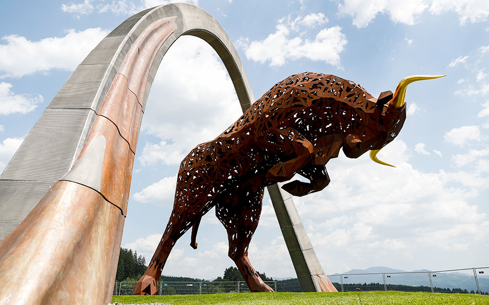 レッドブル・リンクのコース中央に設置されている牛のオブジェ彫刻、2019年F1オーストリアGPにて