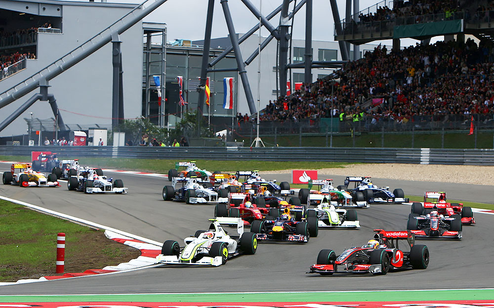 ニュルブルクリンクで開催された2009年のF1ドイツGP決勝スタート直後のホームストレート