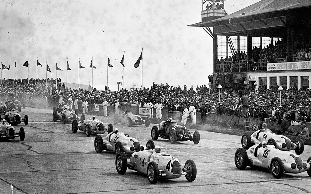 1937年ドイツグランプリでのスタート直後のホームストレート