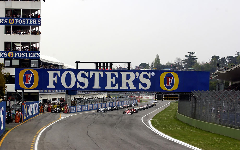 イモラサーキットで開催された2003年F1サンマリノGP決勝スタート前のホームストレートの様子
