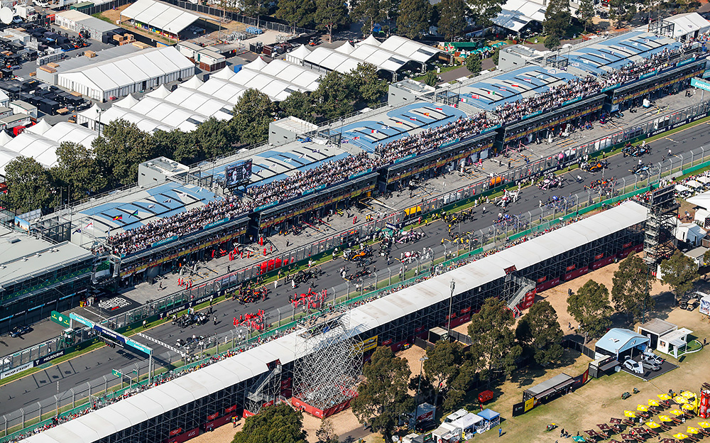 F1オーストラリアGPの舞台、アルバート・パーク・サーキットのピット及びホームストレート空撮画像