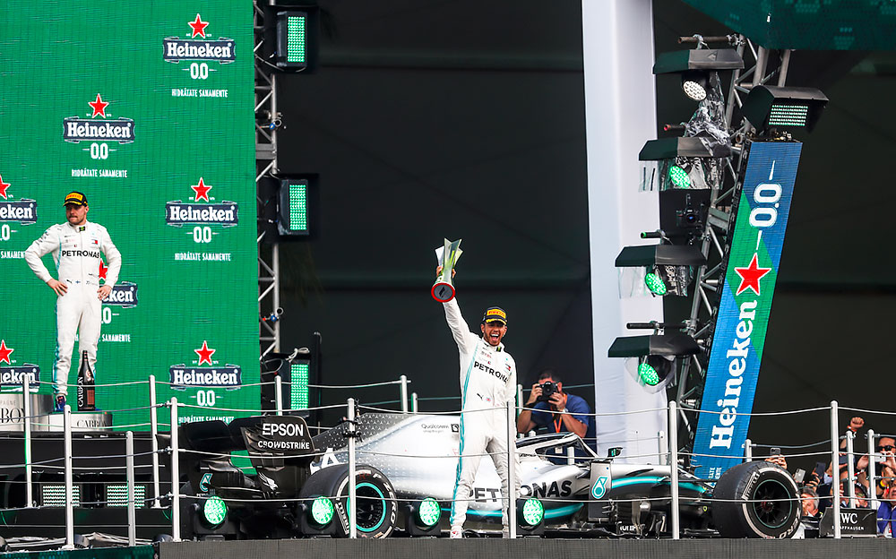 トロフィーを掲げるルイス・ハミルトンとメルセデスW10、2019年F1メキシコGP表彰台セレモニー