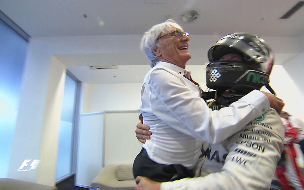 F1のボスであるバーニー・エクレストンと抱き合うニコ・ロズベルグ