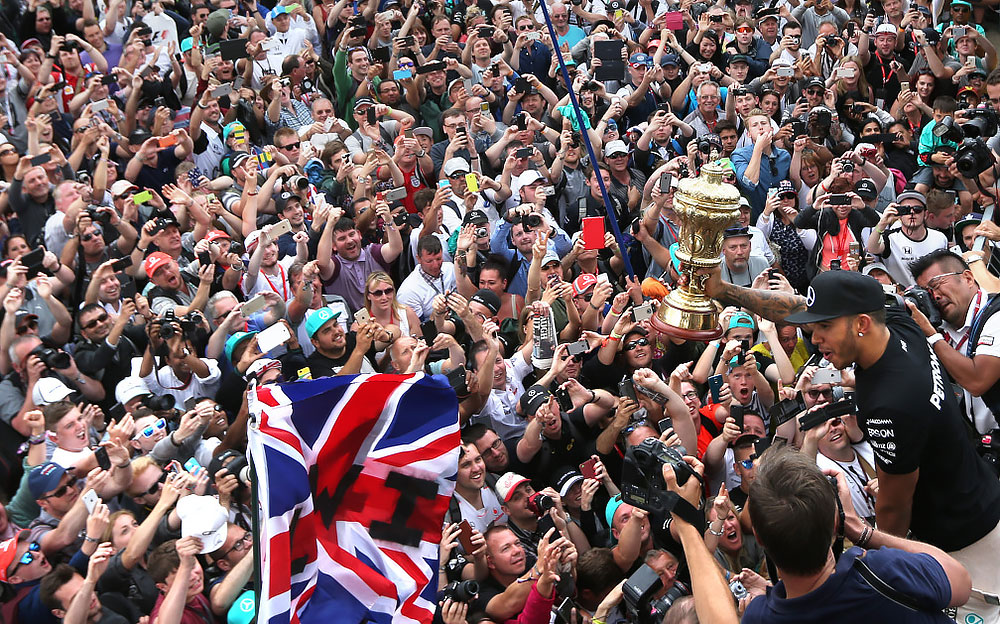 2015年のF1イギリスGPで優勝したハミルトンとファン