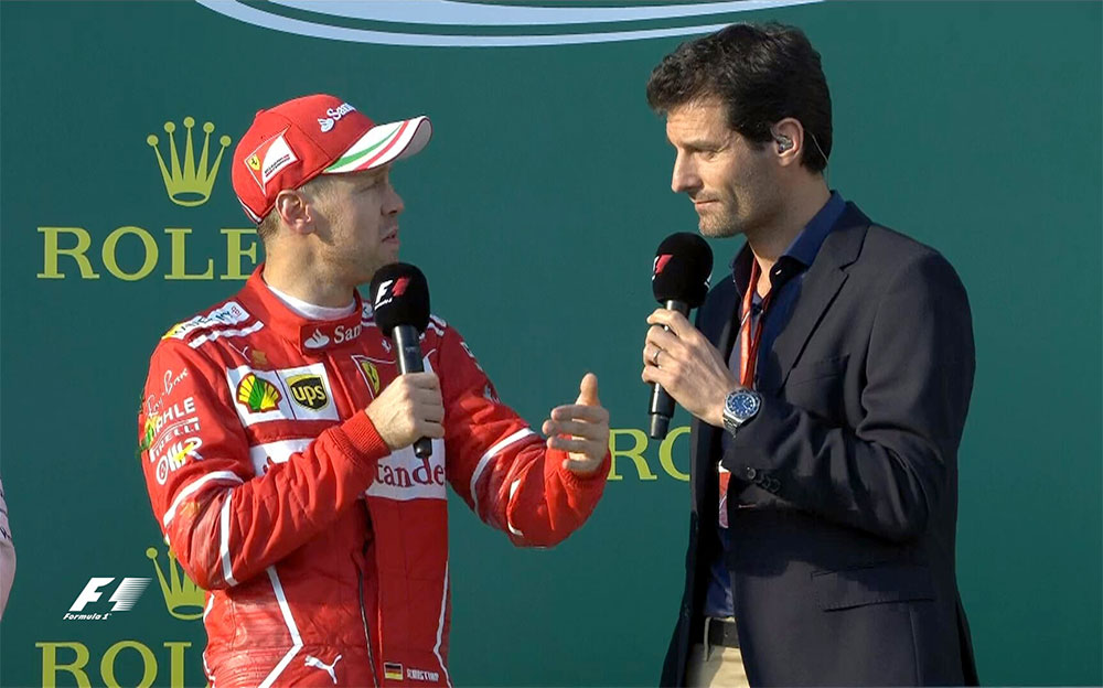 マーク・ウェバーのインタビューを受けるフェラーリのセバスチャン・ベッテル