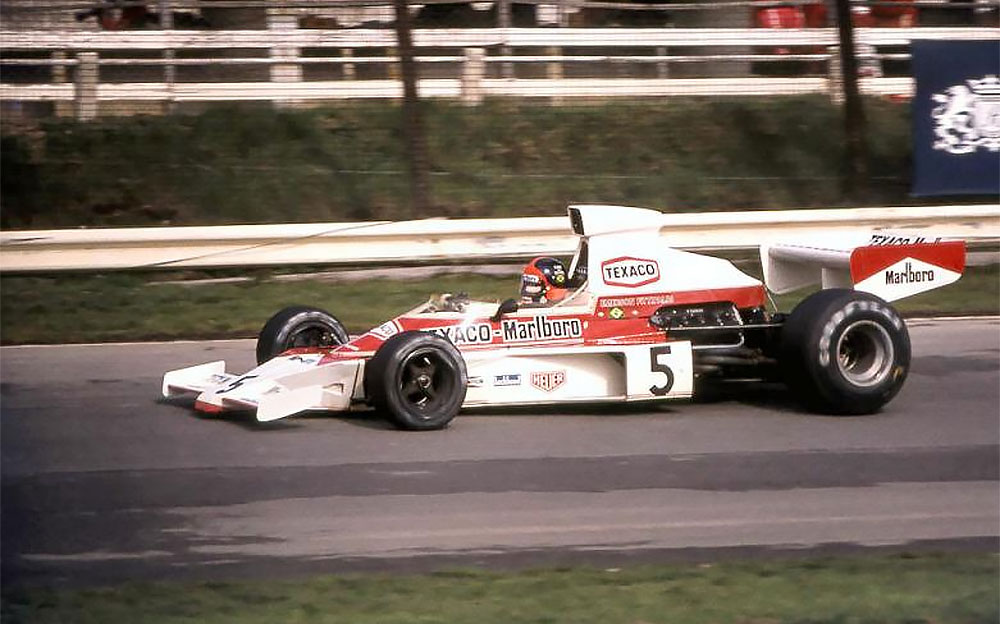 1974年のF1イギリスGPでマクラーレンM23を走らせるエマーソン・フィッティパルディ