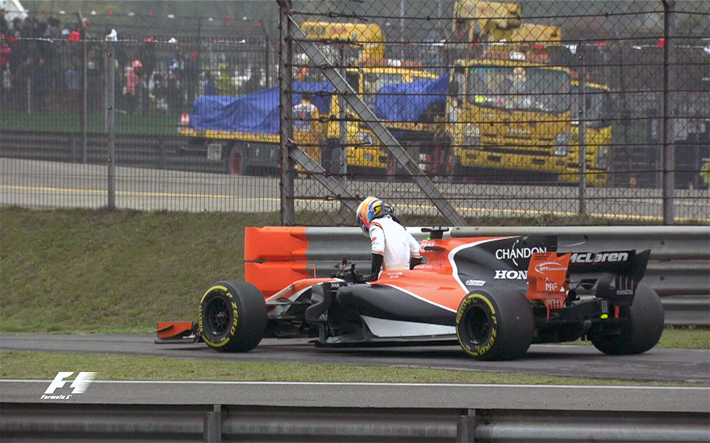2017中国GPでリタイヤの喫したマクラーレン・ホンダのフェルナンド・アロンソ