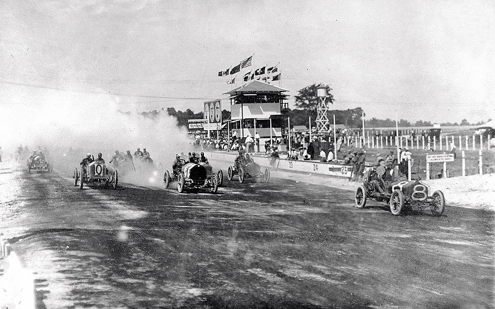 1909年にインディアナポリス・モーター・スピードウェイで行われたウィーラー＝シュブラー・トロフィー戦の様子