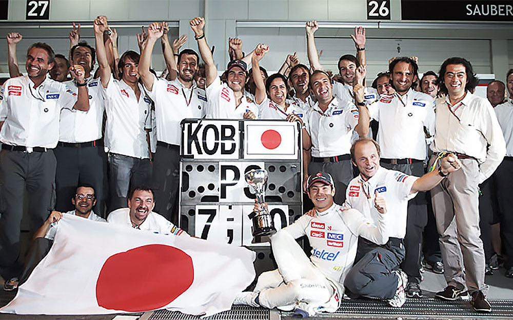 2012年F1日本GPで表彰台に上がった小林可夢偉とザウバーチームの面々