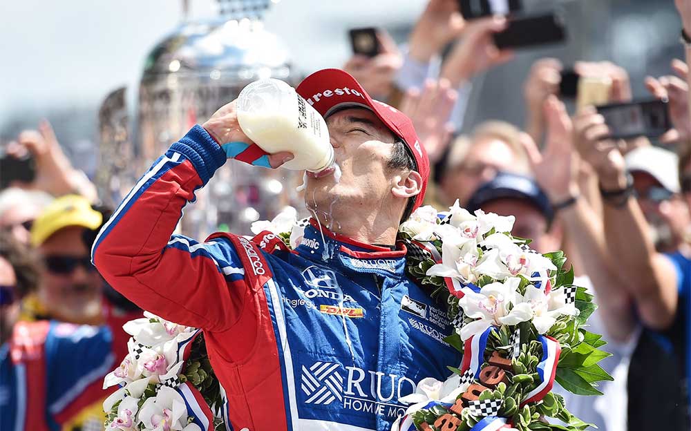 2017年のインディ500で優勝し、勝者のミルクを飲む佐藤琢磨