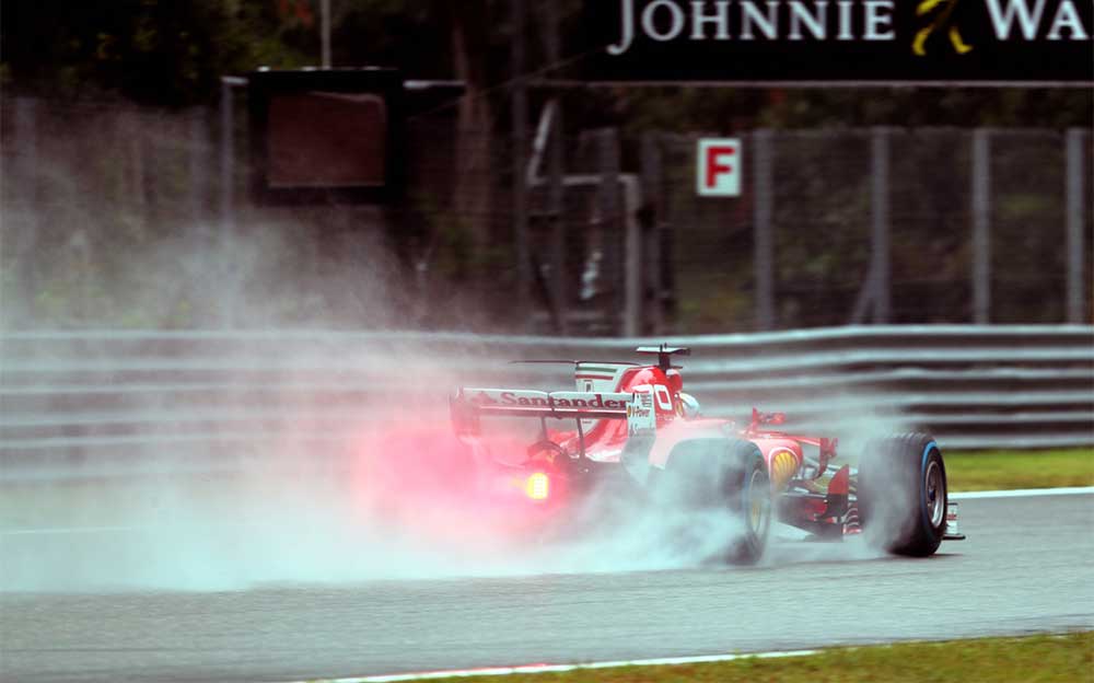 雨のモンツァ・サーキットを走るフェラーリ