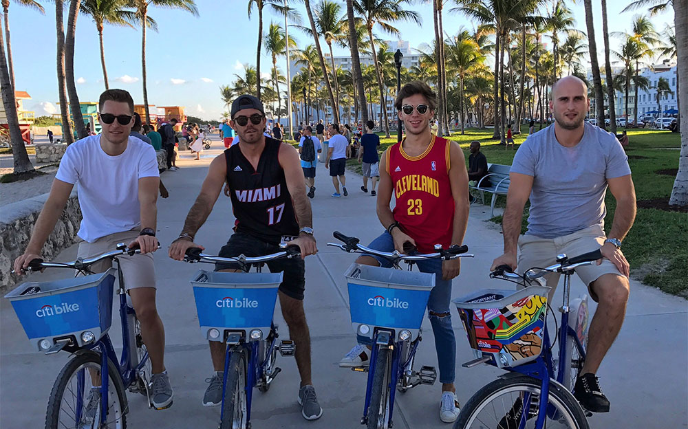 マイアミで自転車に乗るピエール・ガスリーとストフェル・バンドーン