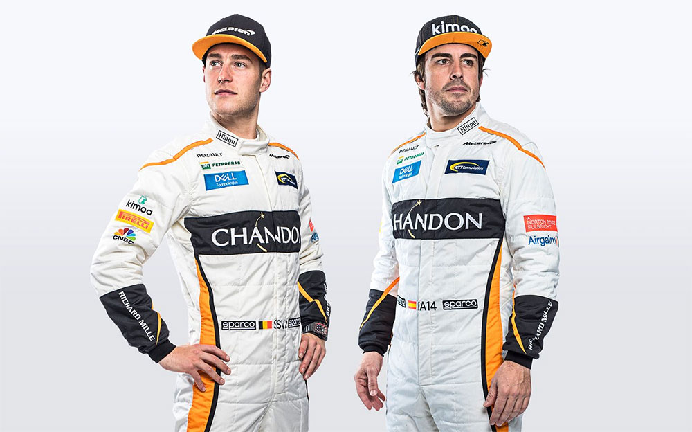 フェルナンド・アロンソとストフェル・バンドーン、2018年仕様のレーシングスーツを着て