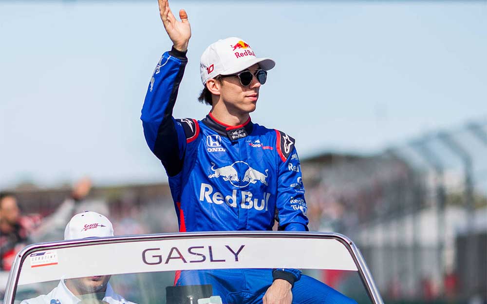ファンに手を振るピエール・ガスリー、2018年F1オーストラリアGP