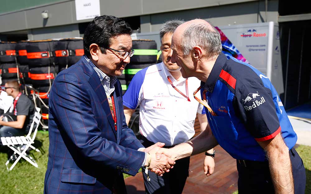 固い握手を交わす八郷ホンダ社長とフランツ・トスト代表、2018年F1オーストラリアGP決勝にて
