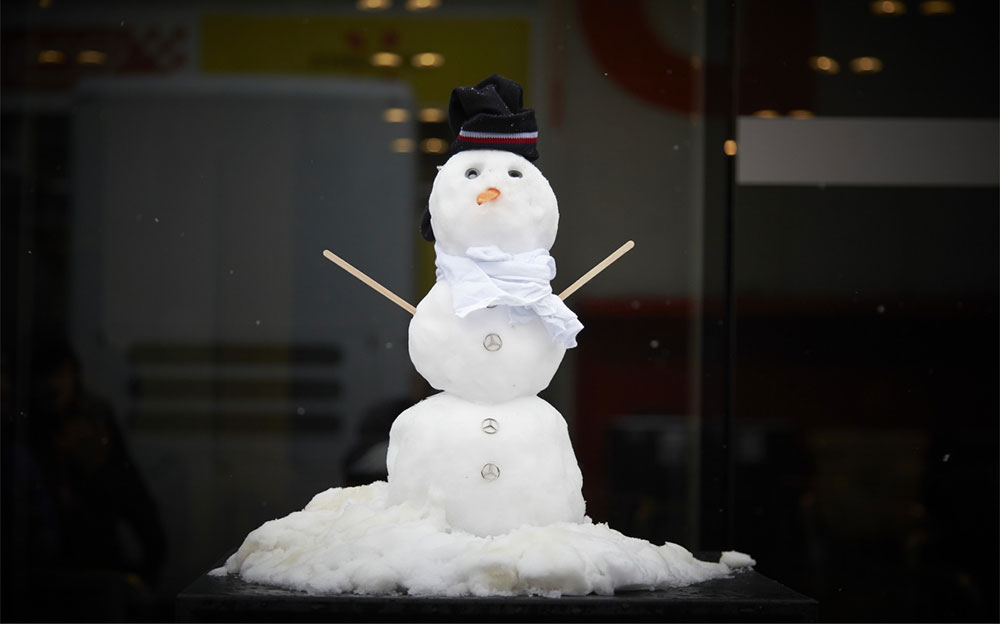 メルセデスは雪だるまを作って遊んだ