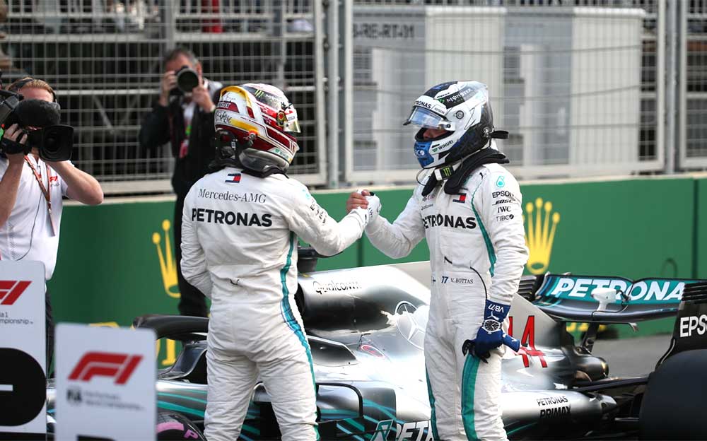 2018年F1アゼルバイジャンGP予選後に握手を交わすメルセデスのルイス・ハミルトンとバルテリ・ボッタス