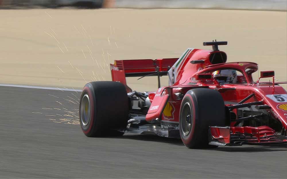 F1バーレーンGPのFP3でマシン脇のパーツが破損したセバスチャン・ベッテル