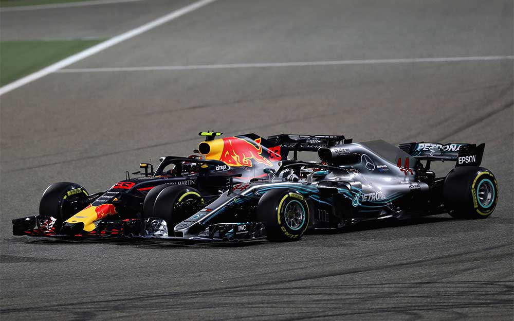 タイヤ同士が接触したルイス・ハミルトンとマックス・フェルスタッペン、2018年F1バーレーンGP決勝にて