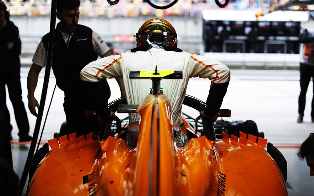 マシンに乗り込むマクラーレンのフェルナンド・アロンソ、2018年F1中国GP予選にて