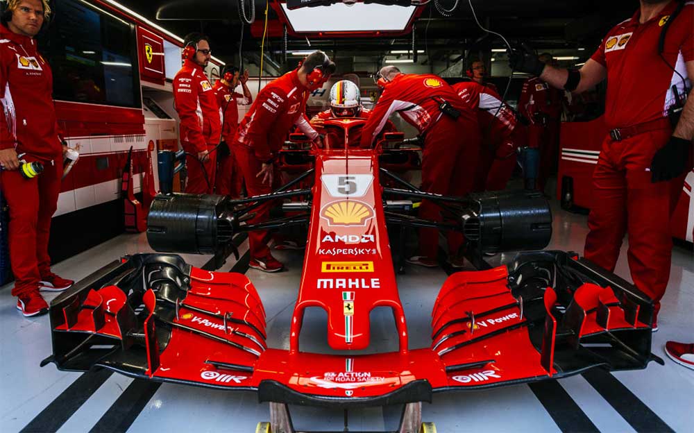 マシンに乗り込むフェラーリのセバスチャン・ベッテル、2018年F1中国GPにて