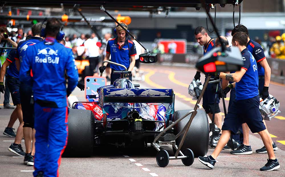 マシンをガレージに入れるため作業にあたるトロロッソ・ホンダのクルー、2018年F1モナコGP初日