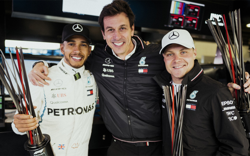F1スペインGPを1-2で終え笑顔を見せるメルセデスのルイス・ハミルトンとバルテリ・ボッタスとトト・ウォルフ