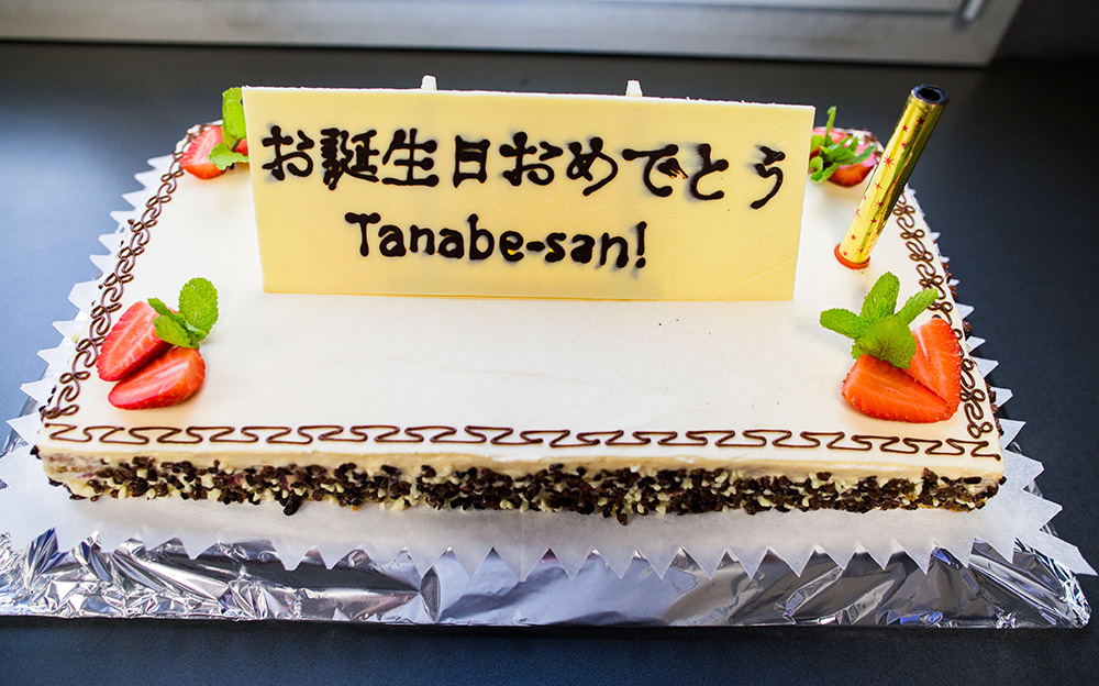 ホンダF1の田辺豊治テクニカル・ディレクター58歳を祝うバースデーケーキ