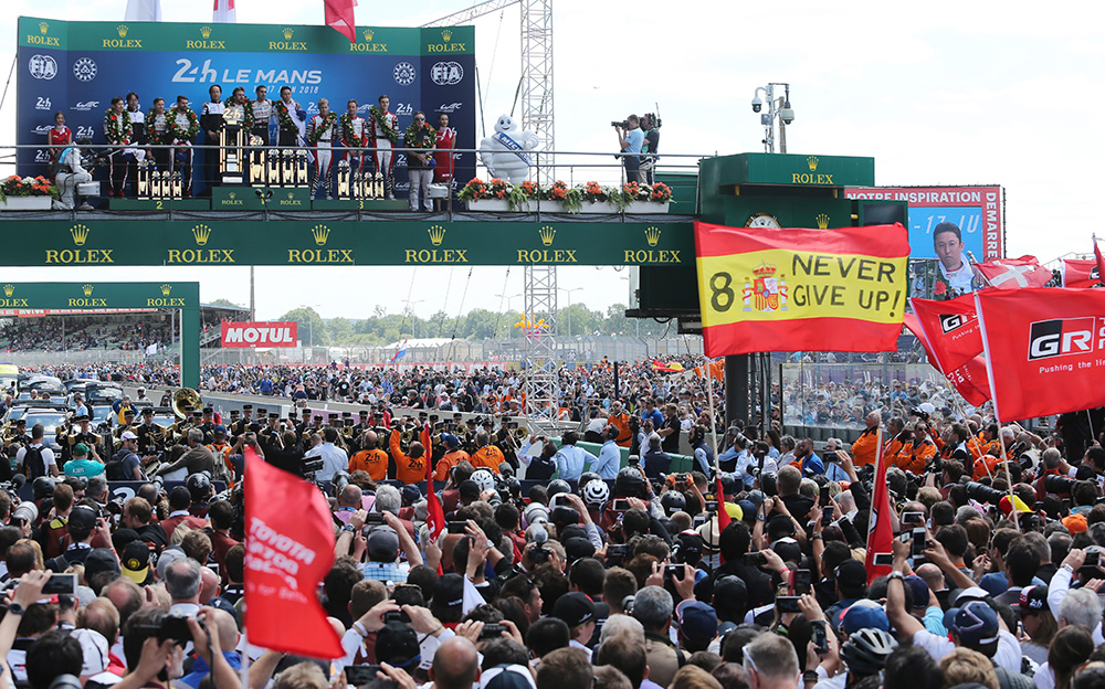 2018年ルマン24時間レースの表彰台セレモニーに群がる観客
