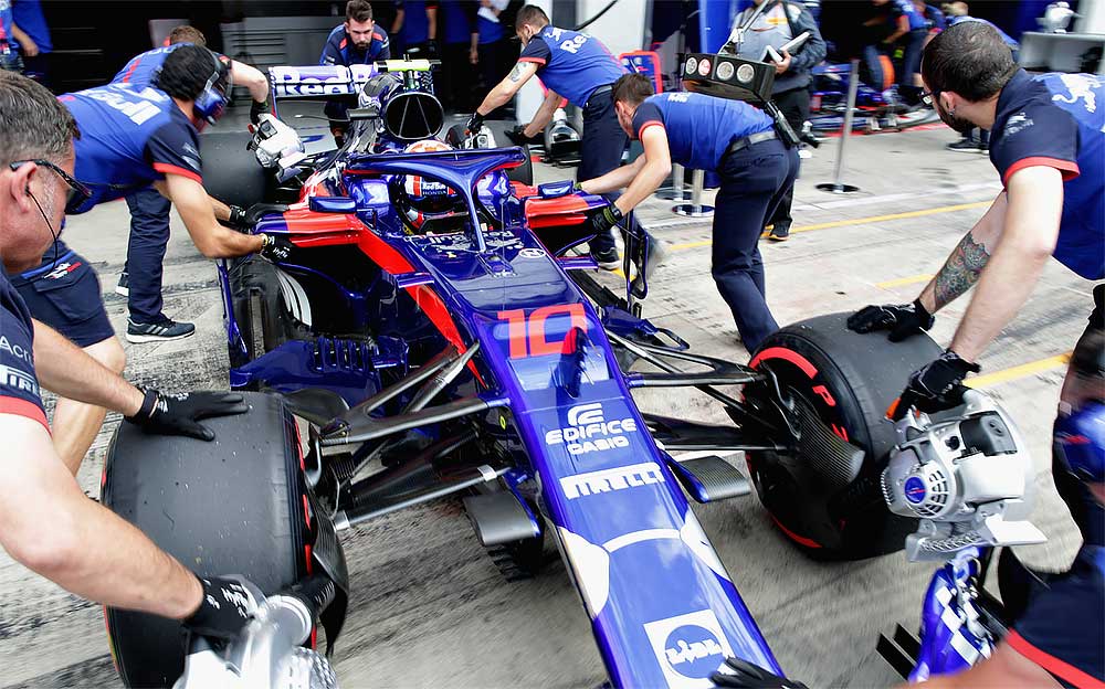 ピエール・ガスリーのマシンをガレージに戻すトロロッソ・ホンダのスタッフ達、2018年F1オーストリアGP