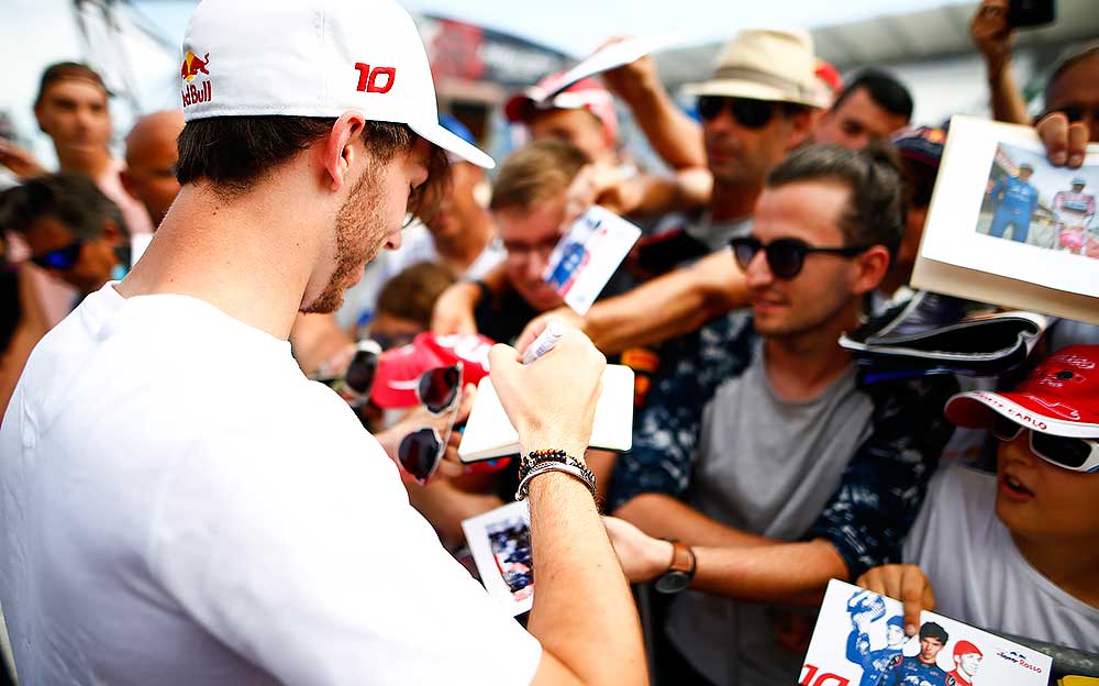 地元ファンからサインに応じるトロロッソ・ホンダのピエール・ガスリー、2018年F1フランスGP