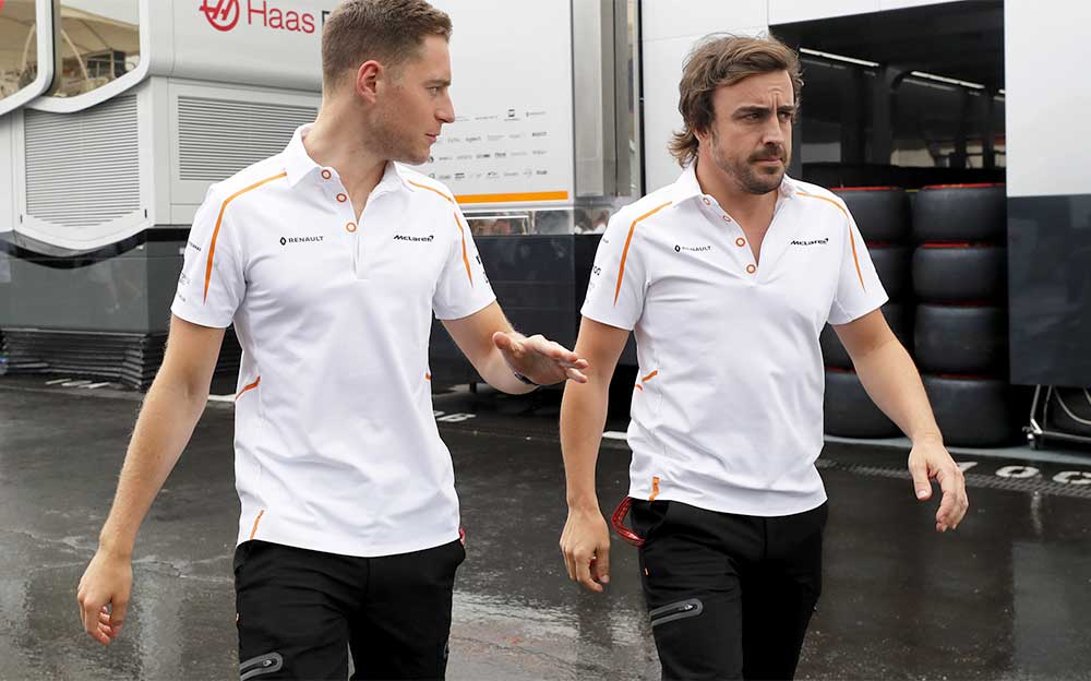 F1フランスGP予選を終えて険しい表情でパドックを歩くマクラーレンのフェルナンド・アロンソとストフェル・バンドーン