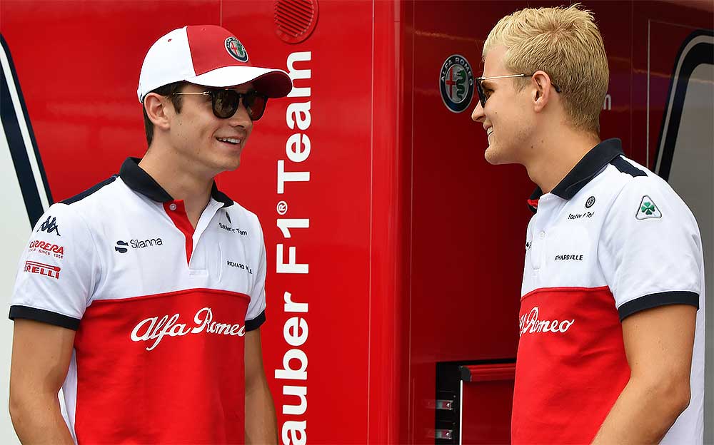 笑顔で話をするザウバーのシャルル・ルクレールとマーカス・エリクソン、2018年F1フランスGP