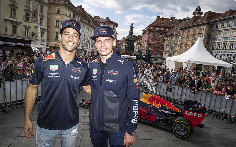 2018年F1オーストリアGP関連のイベントで笑顔を見せながら肩を組むレッドブルのダニエル・リカルドとマックス・フェルスタッペン