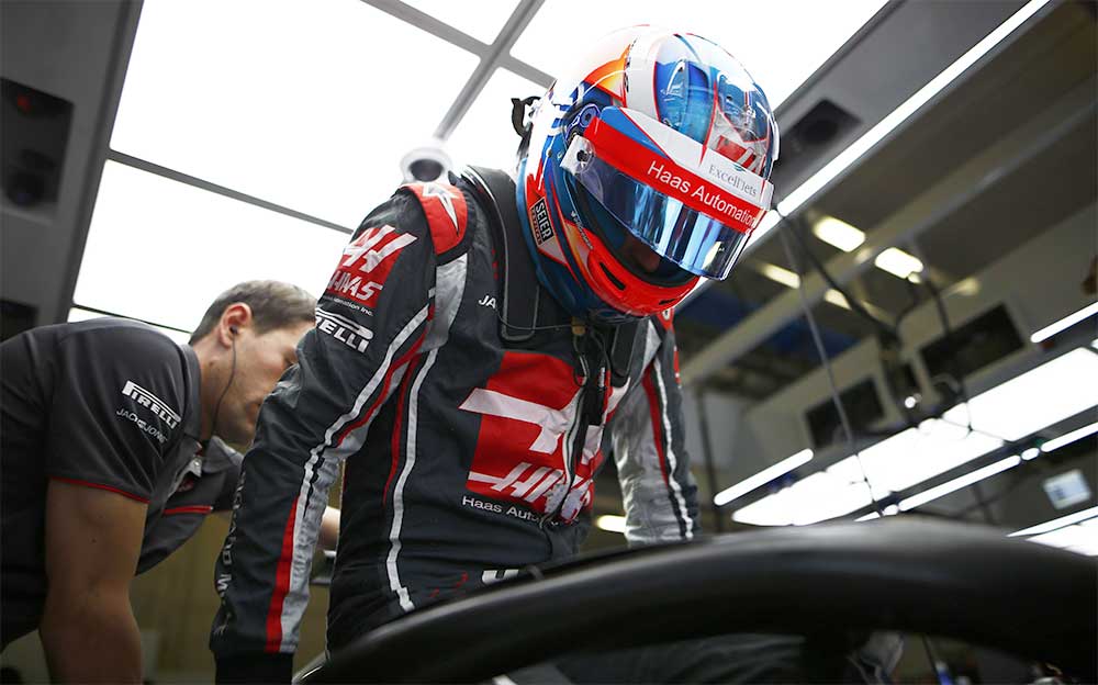 マシンに乗り込むハースのロマン・グロージャン、2018年F1オーストリアGP