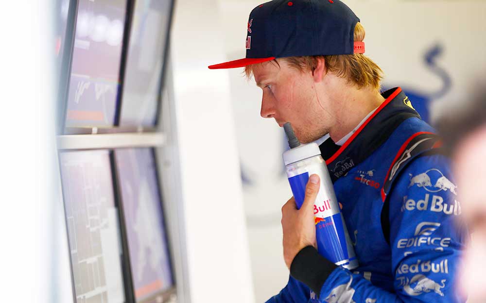 ガレージ内でモニターを見つめるトロロッソ・ホンダのブレンドン・ハートレー、2018年F1オーストリアGP