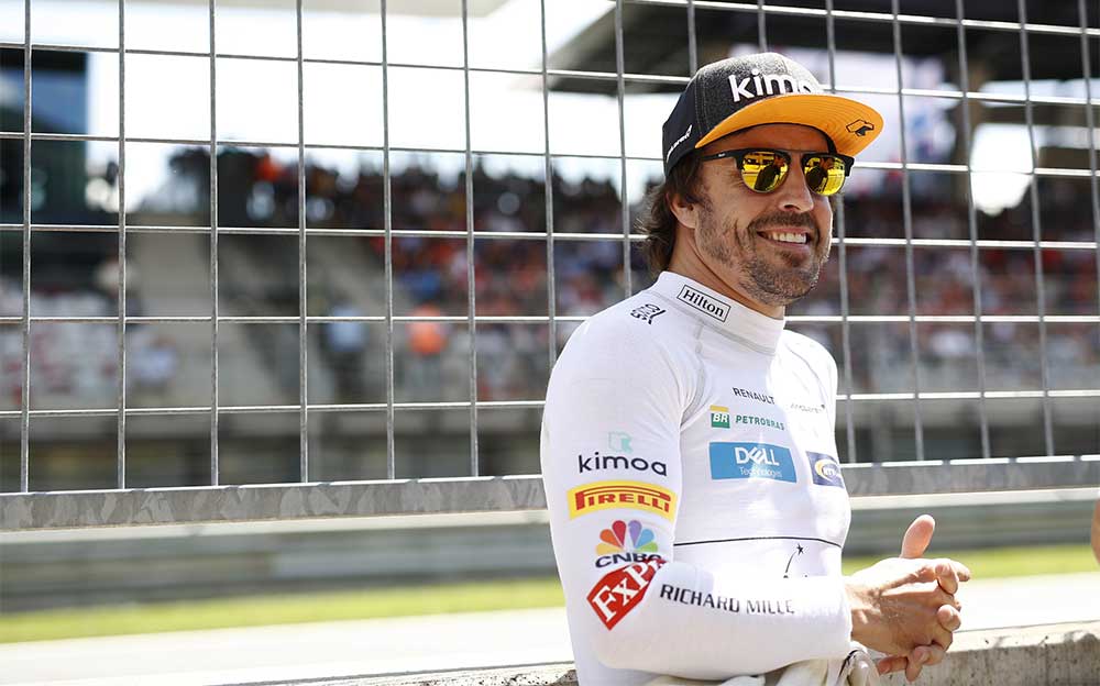 笑顔のフェルナンド・アロンソ、2018年F1オーストリアGP決勝レース前のピットにて