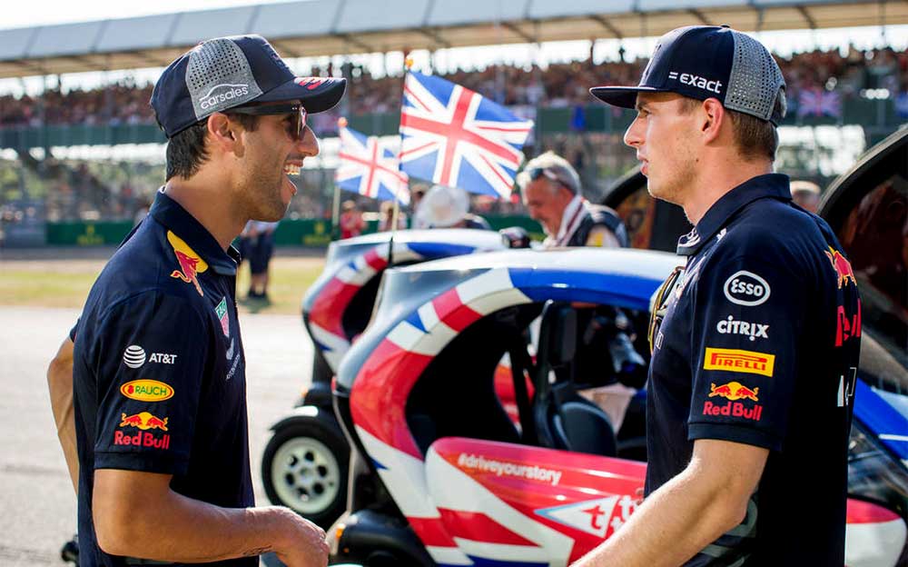 マックス・フェルスタッペンと話すダニエル・リカルド、2018年F1イギリスGP