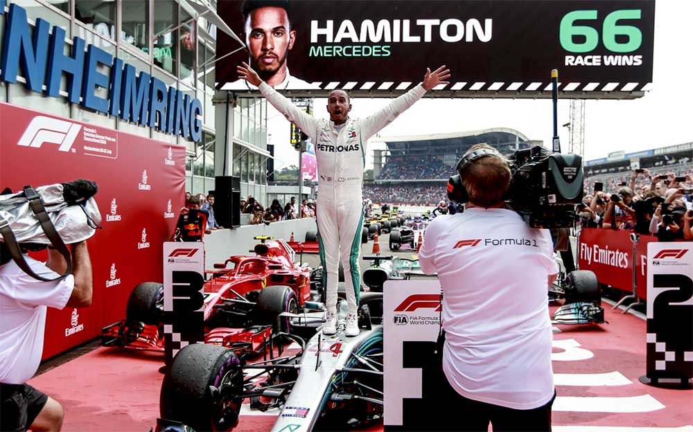 2018年F1ドイツGPで優勝し喜ぶメルセデスのルイス・ハミルトン
