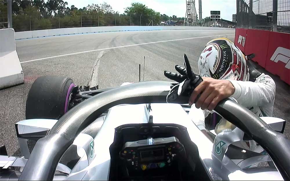 2018年F1ドイツGP予選でマシントラブルに見舞われ座り込むメルセデスのルイス・ハミルトン