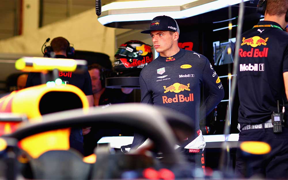F1イギリスGPのFP2でクラッシュを喫し、ガレージ内でセッションを見守るレッドブルのマックス・フェルスタッペン
